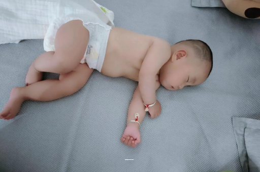 成都试管代怀五个月宝宝呕吐